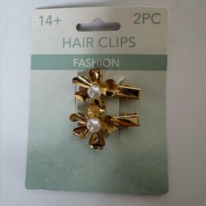 🛍️Any 5 items for $15 🛍️ floral pearl and gold hair clips 2 pcs